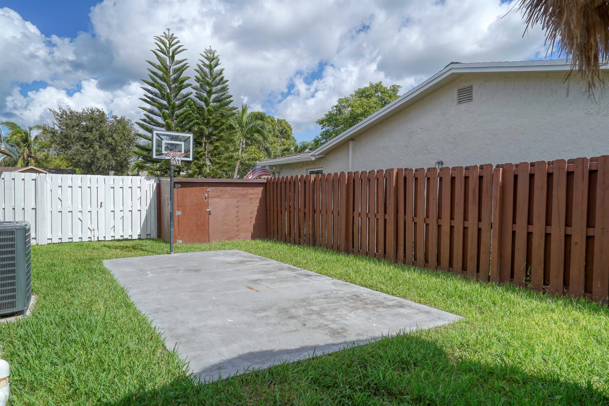 SUNRISE GOLF VILLAGE SEC - Residential Lease