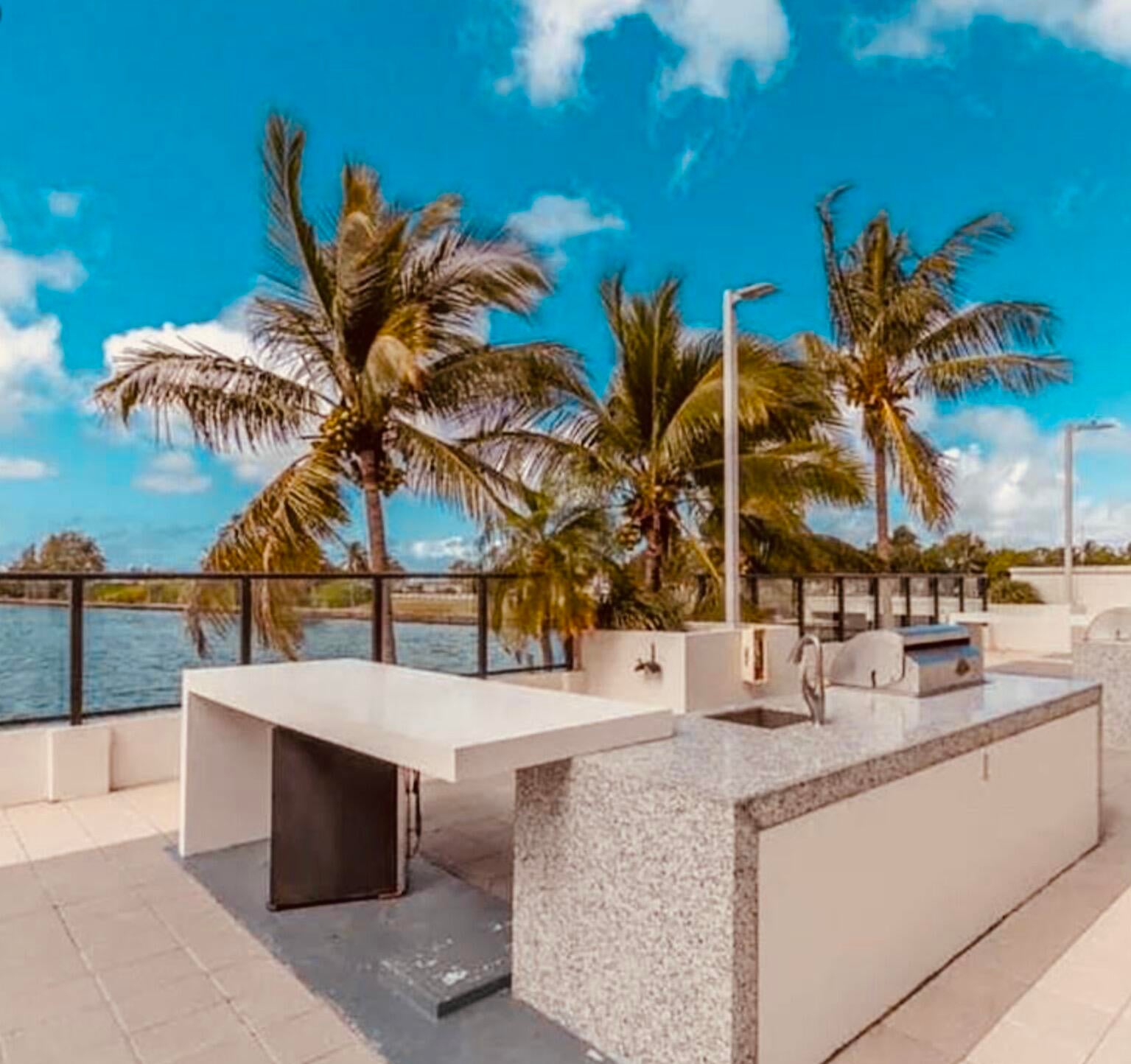600 NE 36TH Street 1111