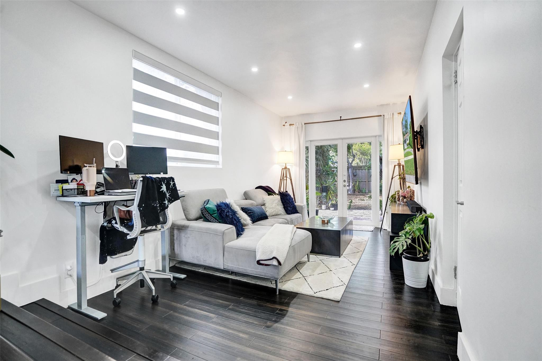 Hollywood Park 4-19 B - Residential Lease