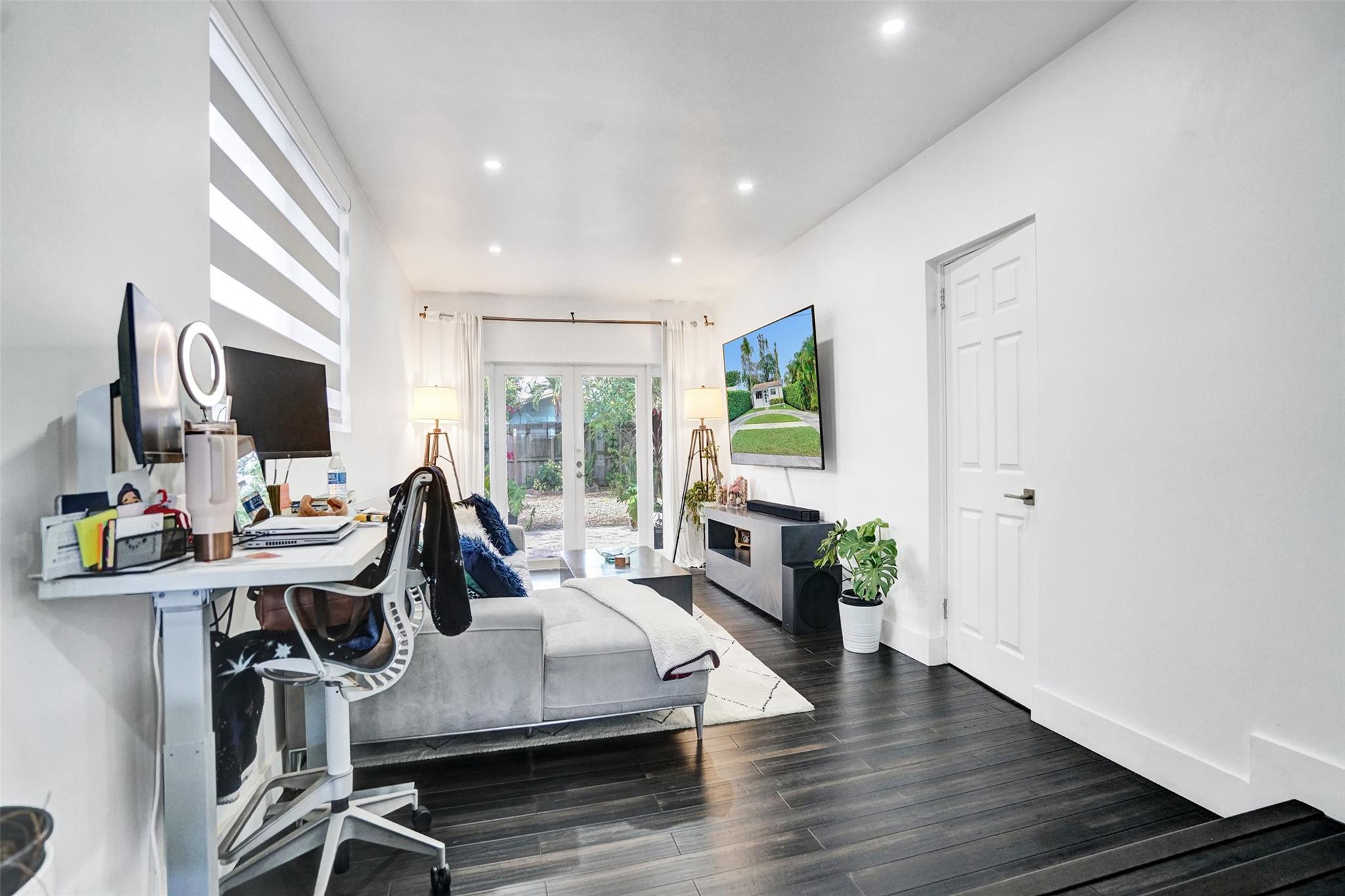 Hollywood Park 4-19 B - Residential Lease