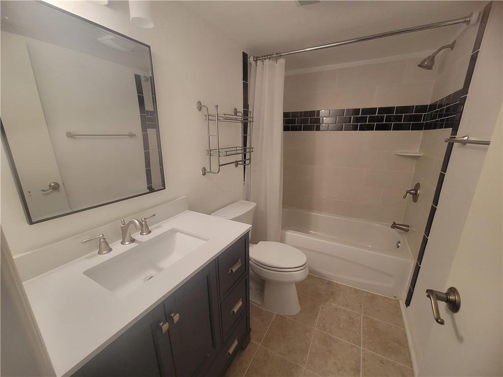 OAK PARK TERRACE UNITS 1-16 - Residential Lease