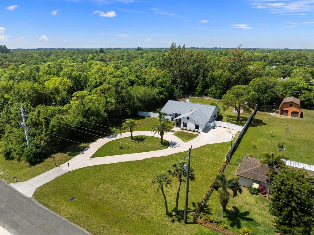 Photo of 5115 Silver Oak Drive, Fort Pierce, FL 34982 (MLS # R11079360)