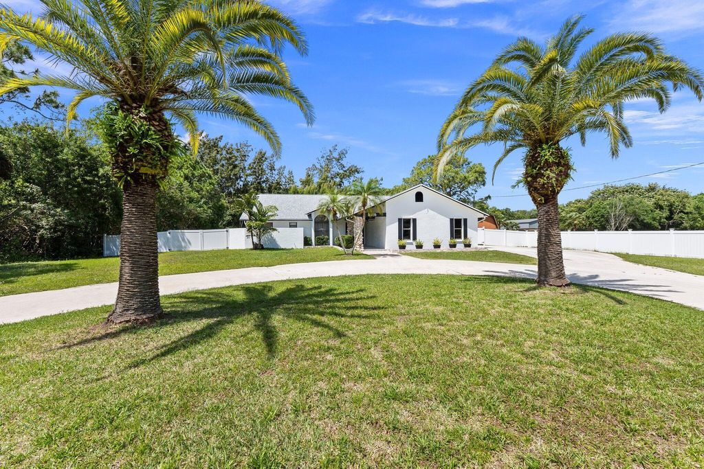 Photo of 5115 Silver Oak Drive, Fort Pierce, FL 34982 (MLS # R11079360)
