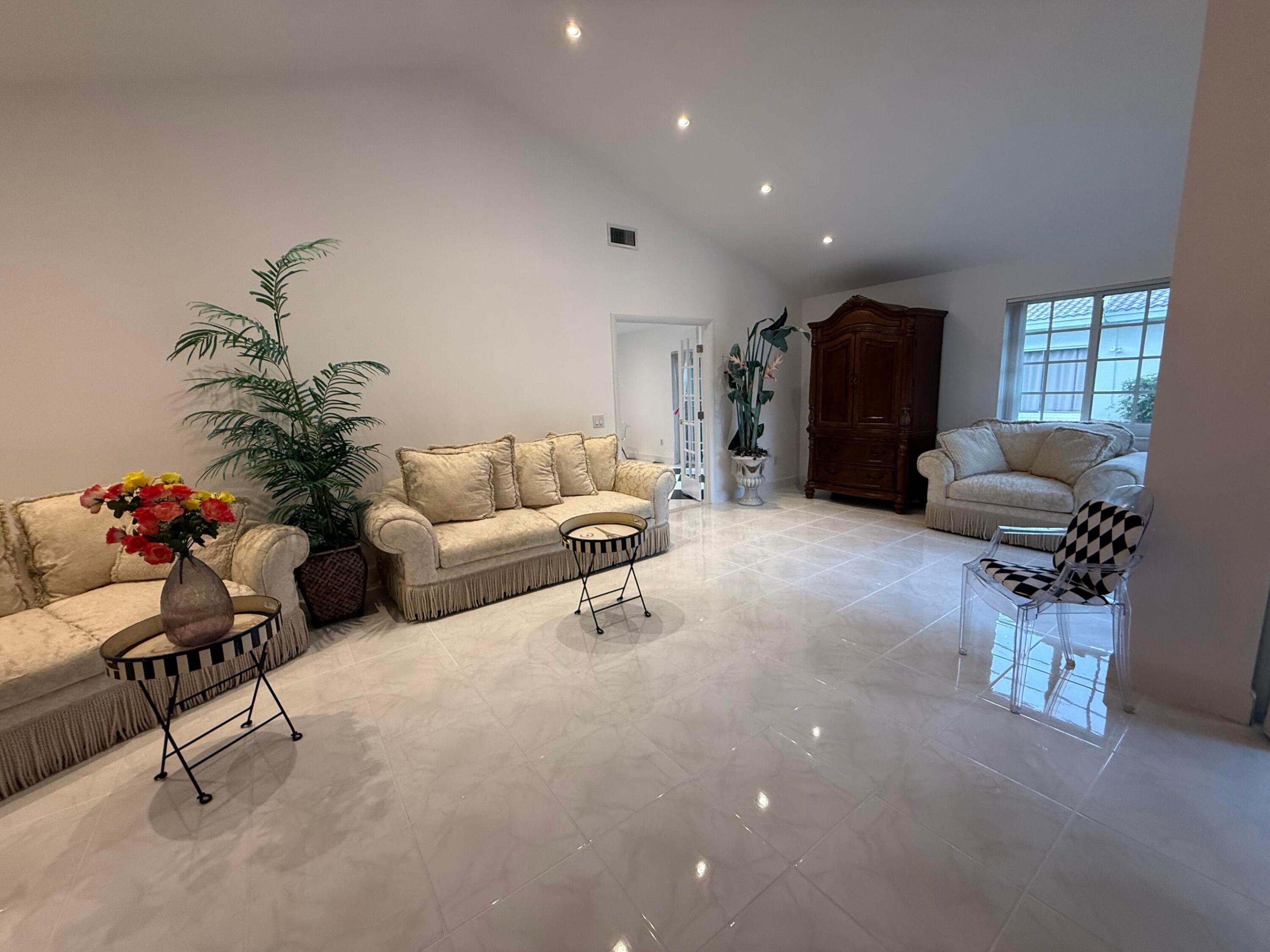 ESTADA OF LOS PASEOS - Residential