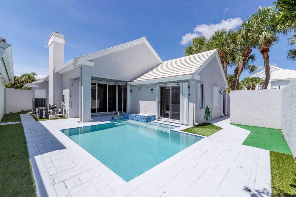 Photo of 20 Brighton Court, Palm Beach Gardens, FL 33418 (MLS # R10910044)