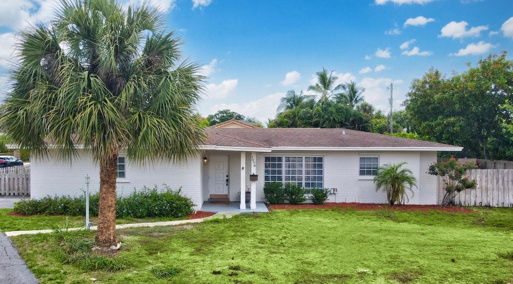 Photo of 1098 NW 5th Avenue, Boca Raton, FL 33432 (MLS # R11090915)