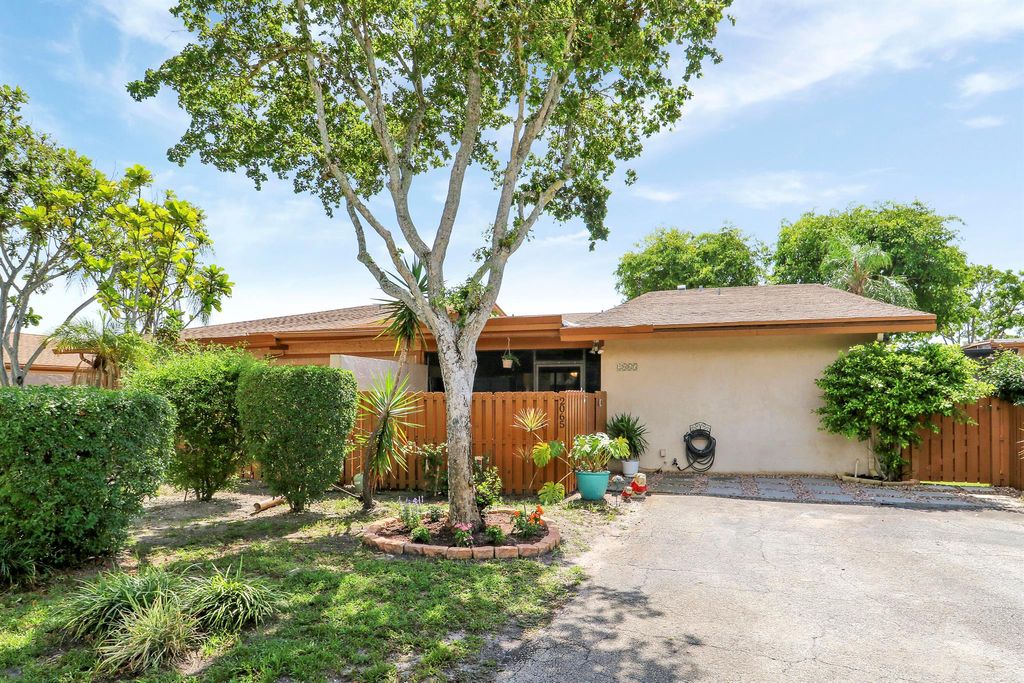 Photo of 2065 SW 24th Circle, Boynton Beach, FL 33426 (MLS # R11106239)