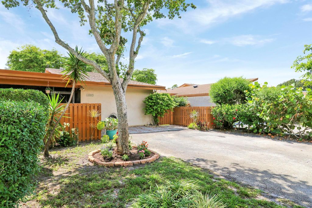 Photo of 2065 SW 24th Circle, Boynton Beach, FL 33426 (MLS # R11106239)