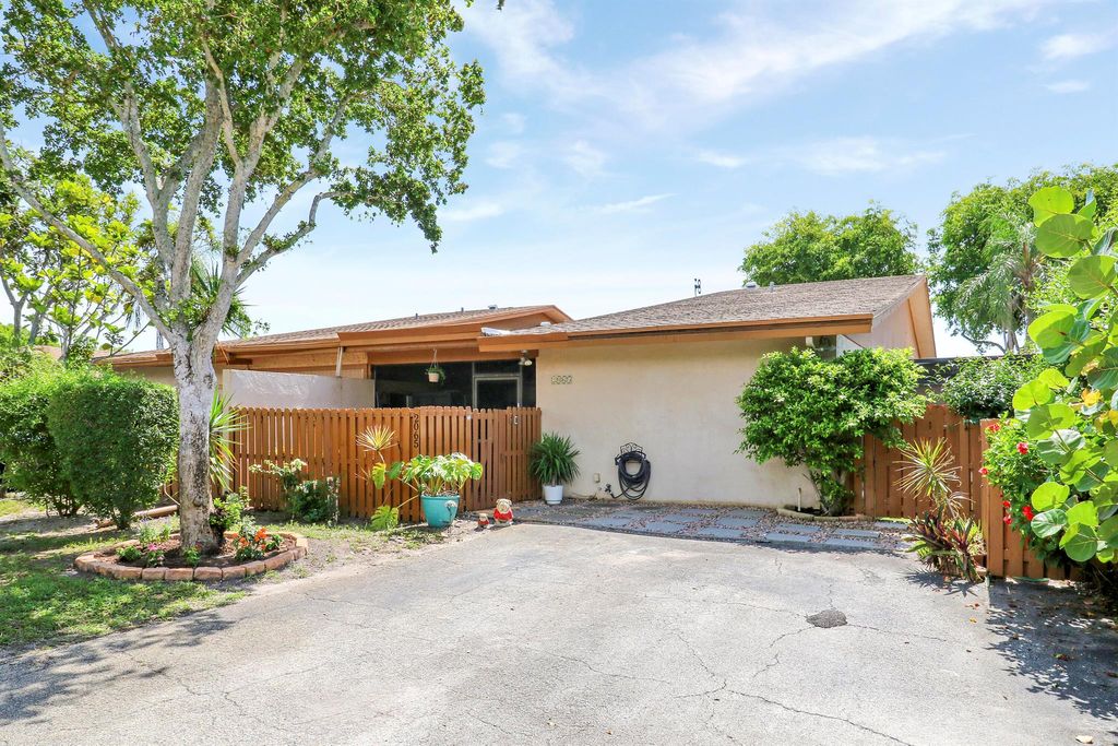 Photo of 2065 SW 24th Circle, Boynton Beach, FL 33426 (MLS # R11106239)