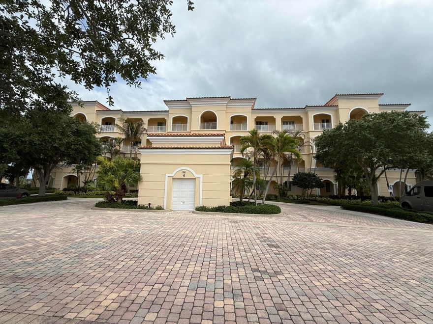 Close to the beaches, shopping, downtown, clubhouse, heated pool, exercise room, bocce ball, tennis court.   Beautiful SE exposure!