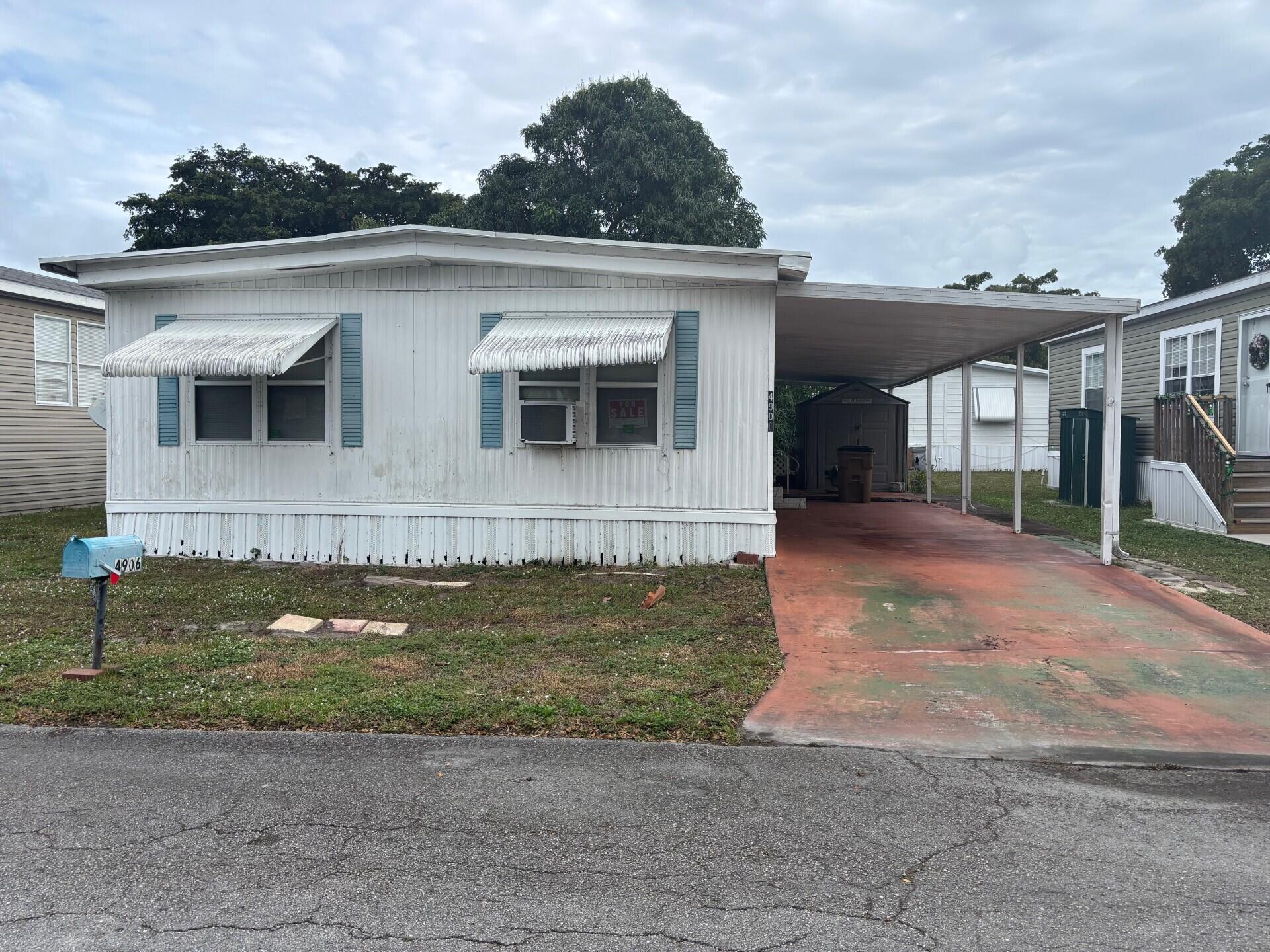 PRICE REDUCED!!!DON'T MISS THE OPPORTUNITY TO VIEW THIS SPACIOUS 3 BR'S, 2 BATH'S HOME LOCATED AT COUNTRY KNOLLS, THE WORRY-FREE SOUTH FLORIDA LIFESTYLE. THIS HOME HAS LOTS OF POTENTIAL, WAITING FOR YOUR PERSONAL TOUCH. COUNTRY KNOLLS IS A 55+ COMMUNITY CLOSE TO THE DESIRABLE BEACH OF DEERFIELD. PERFECT FOR RETIREES. LOT RENTAL $1015 INCLUDING WATER AND SEWER.