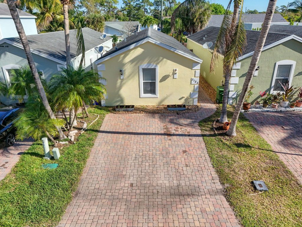 Photo of 3125 Shelby Way, Palm Springs, FL 33461 (MLS # B26008194)