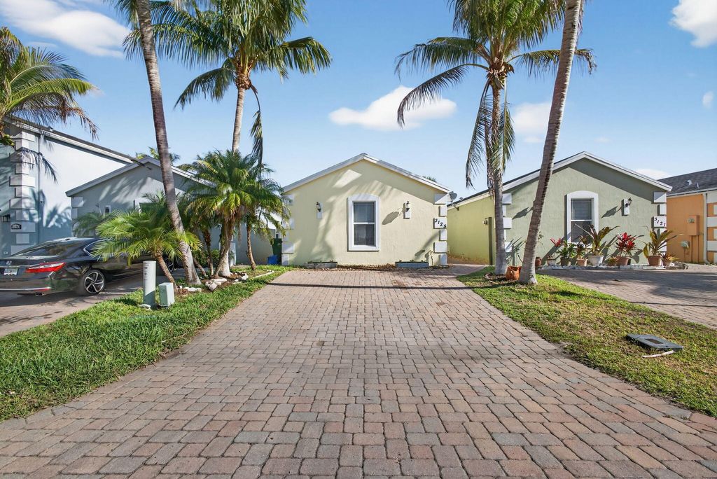 Photo of 3125 Shelby Way, Palm Springs, FL 33461 (MLS # B26008194)