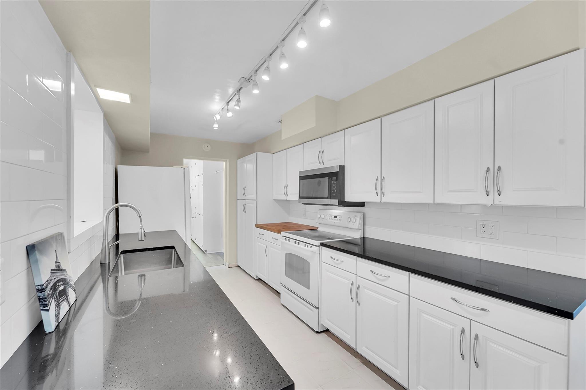 Lake Worth, Florida 33461, United States, 3 Bedrooms Bedrooms, ,2 BathroomsBathrooms,Residential,Pending,209694