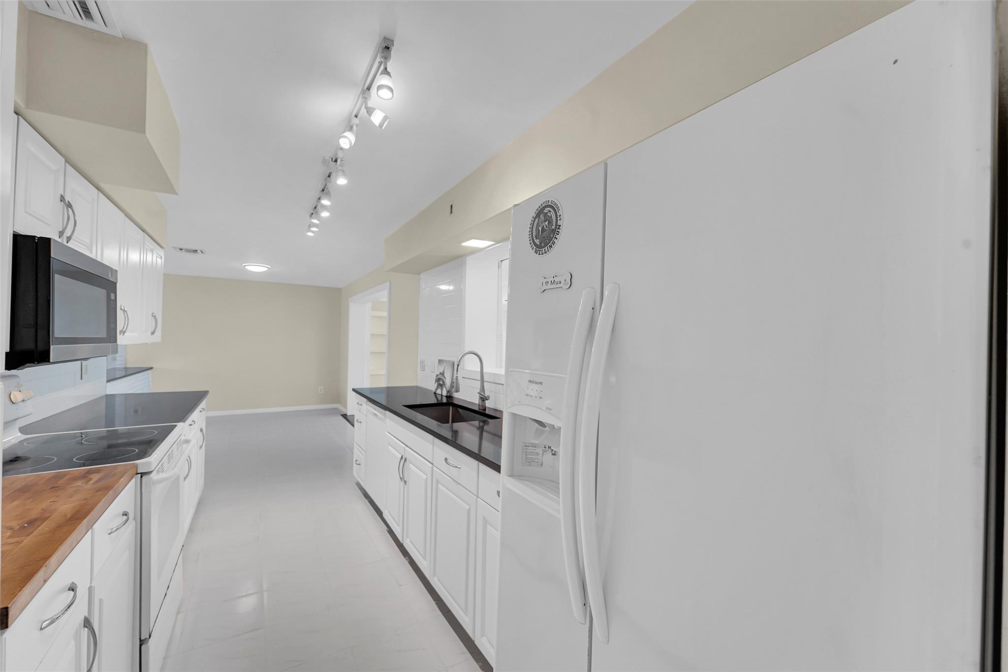 Lake Worth, Florida 33461, United States, 3 Bedrooms Bedrooms, ,2 BathroomsBathrooms,Residential,Pending,209694