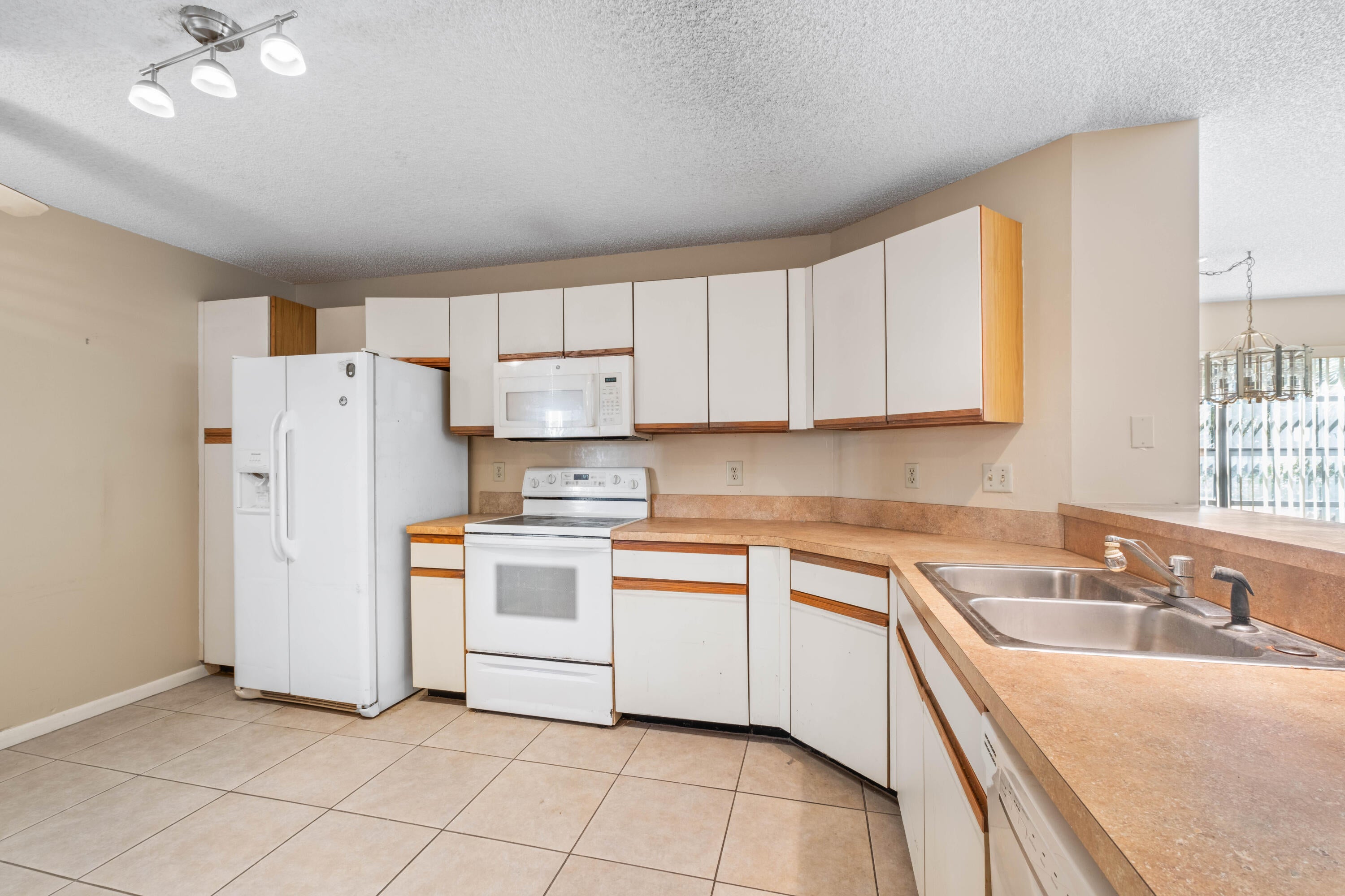 Properties 3237 Perimeter Drive 2512