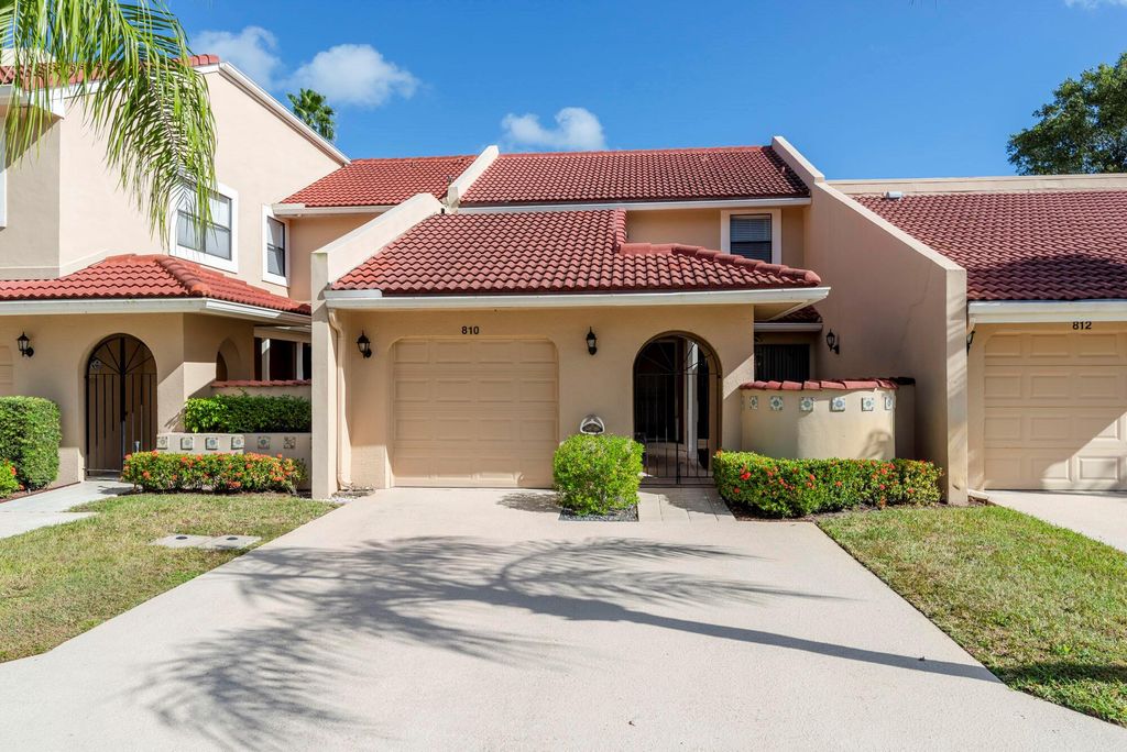 Photo of 810 Windermere Way, Palm Beach Gardens, FL 33418 (MLS # R10933723)