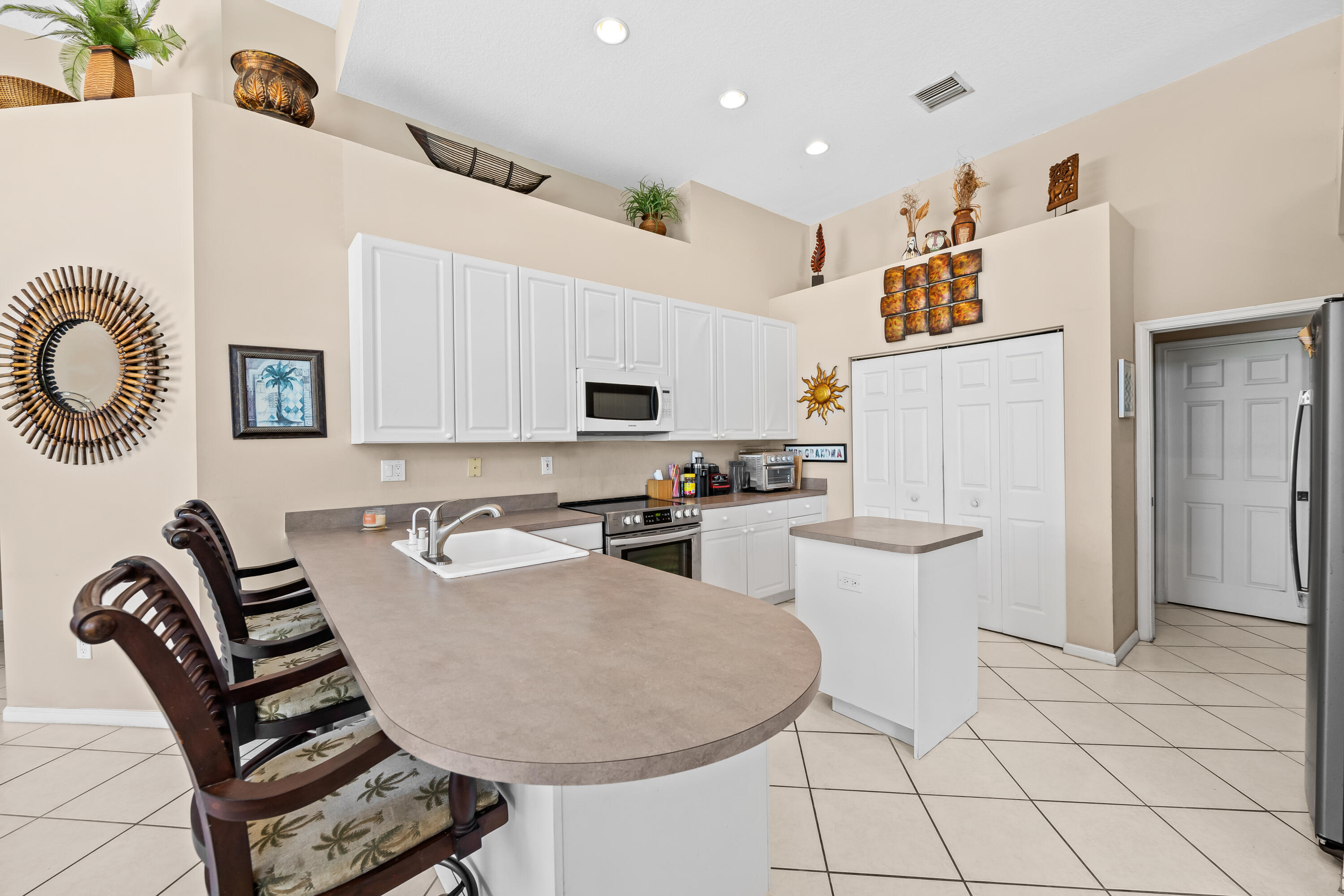 ROLLING HILLS GOLF & TENNIS CLUB - Residential