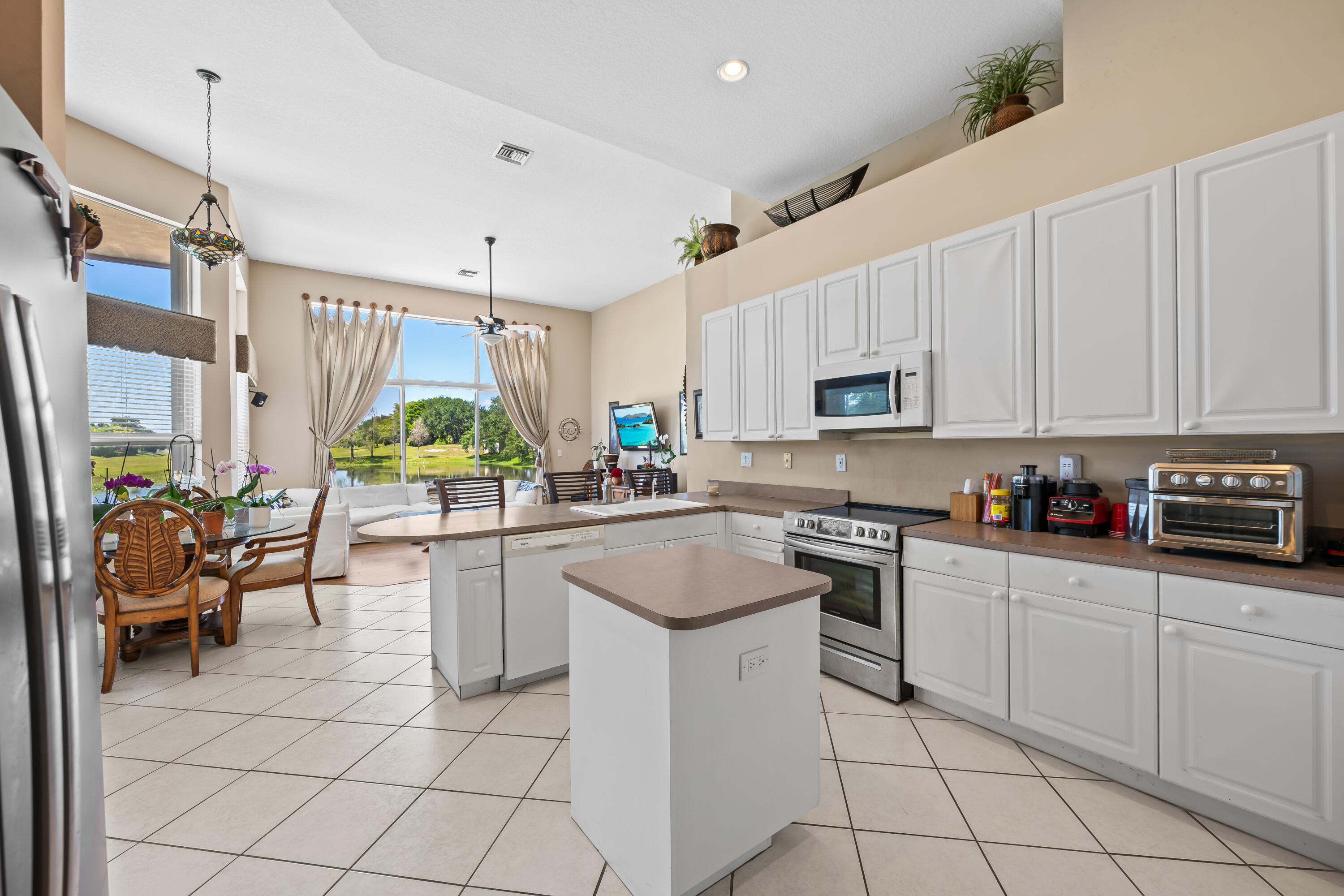 ROLLING HILLS GOLF & TENNIS CLUB - Residential