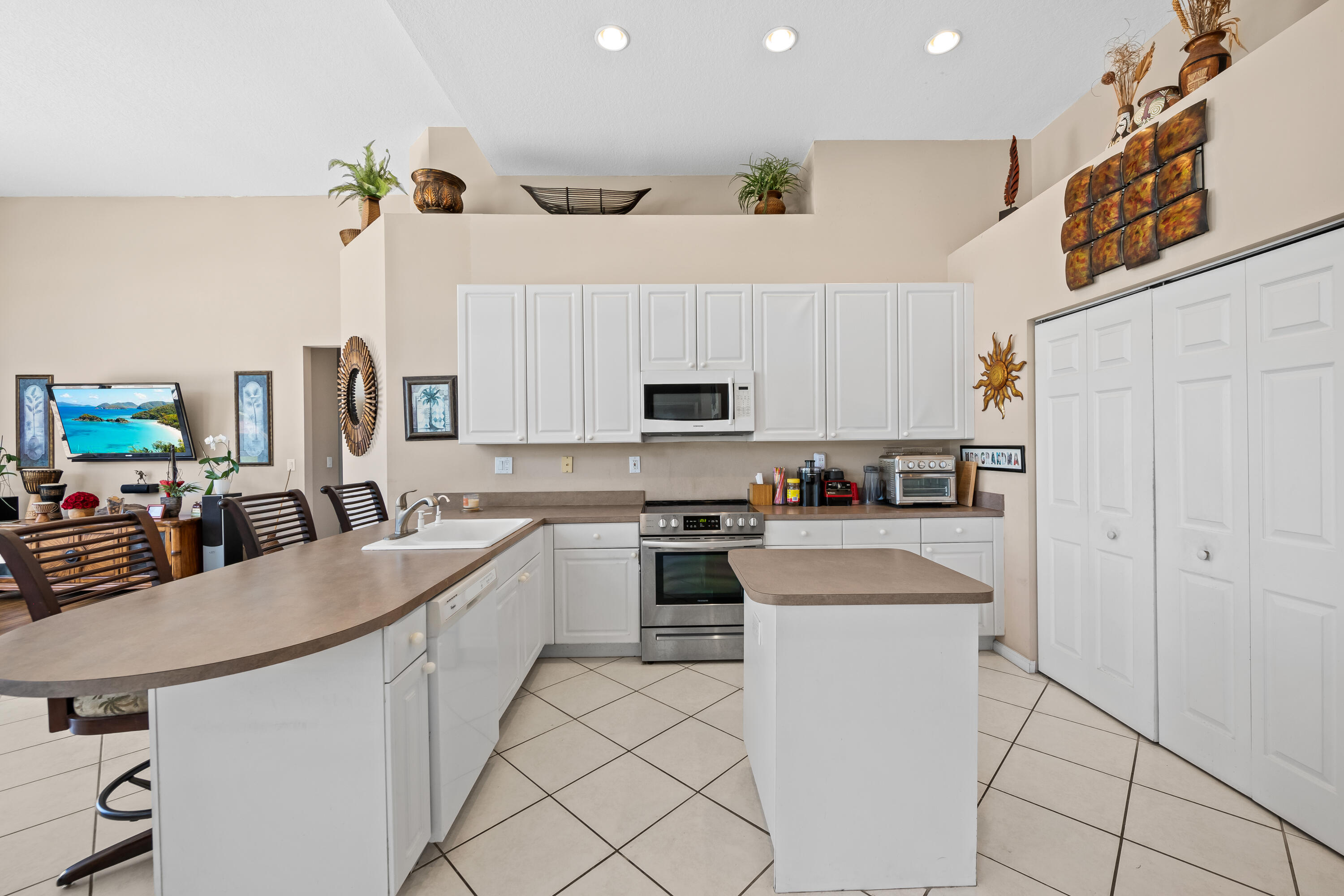 ROLLING HILLS GOLF & TENNIS CLUB - Residential