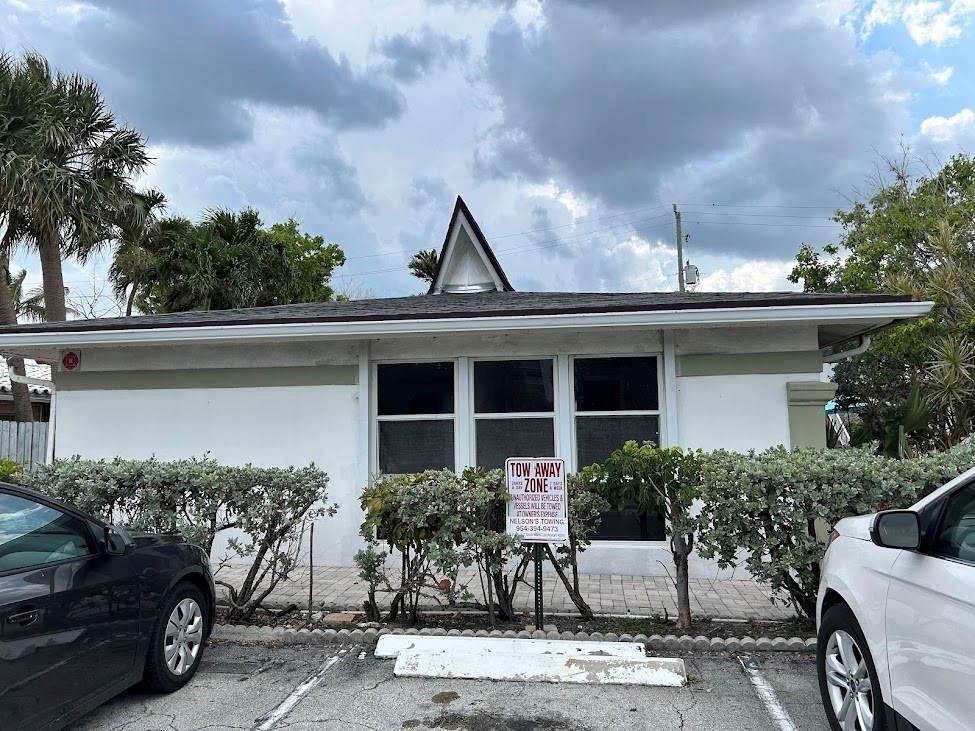 Newly remodeled spacious one bedroom one bath apartment located in beautiful-Lauderdale -By -The- Sea! Walk to the beach and local restaurants and shops from this updated apartment with brand new stainless steel appliances, Quartz Counter Tops and new cabinetry! Relax in the courtyard or your own patio. Laundry room on site. Fast approval with application provided on-line. $65 Application Fee.