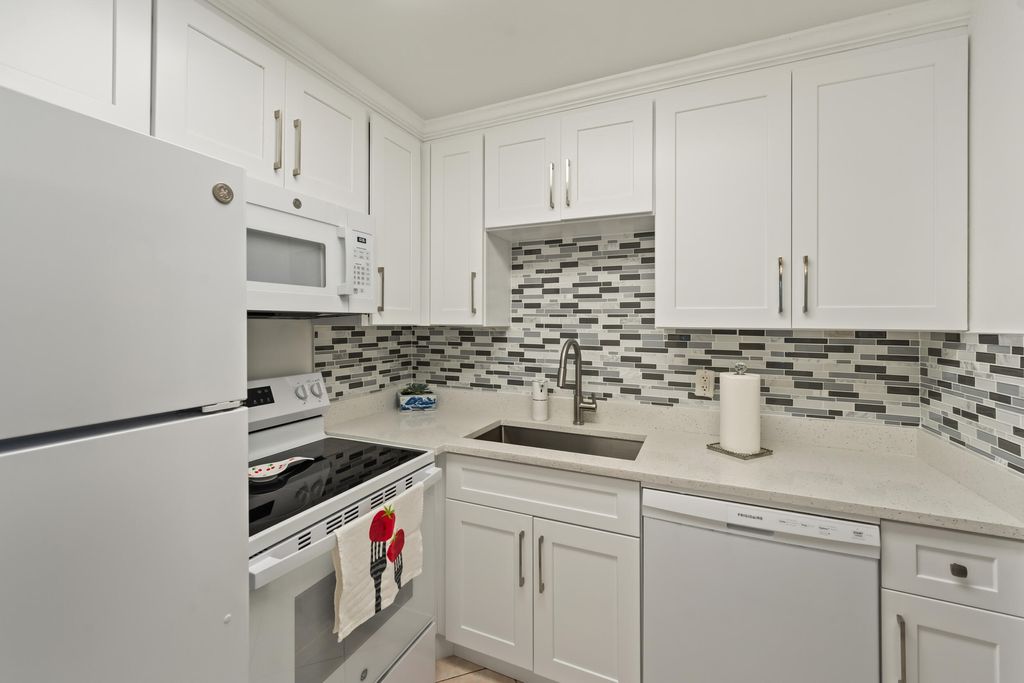 Photo of 126 Southampton B, West Palm Beach, FL 33417 (MLS # B26012972)