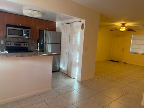 Tiny photo for 900 TALLWOOD Avenue #107, Hollywood, FL 33021 (MLS # B26088379)