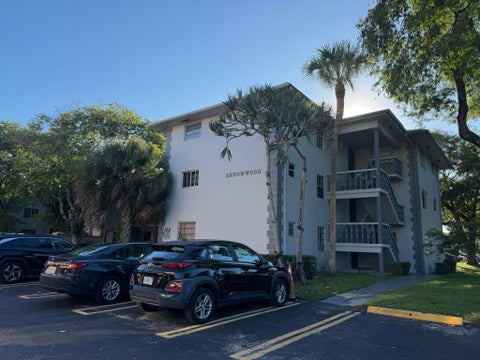 Tiny photo for 900 TALLWOOD Avenue #107, Hollywood, FL 33021 (MLS # B26088379)