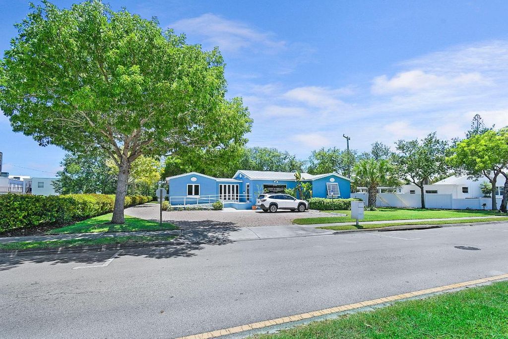 Photo of 908 Sunrise Boulevard, Fort Pierce, FL (MLS # R11020397)