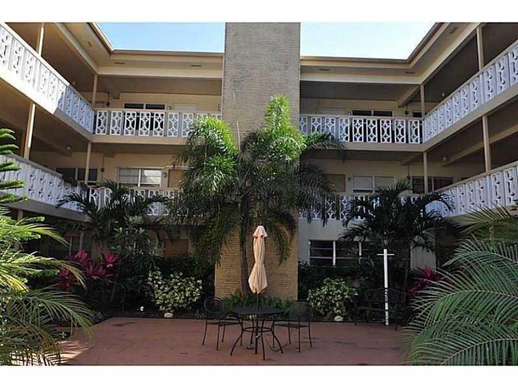 GORGEOUS BRIGHT CORNER UNIT --REMODELED. Unfurnished 2 Bed 1 Bath w/ 1 assigned parking space. No
carpeting!!UPDATED KITCHEN WITH S/S APPLIANCES. New bath. Tile floor in living area and wood laminate in
bedrooms. Large closets. Located in the Heart of Downtown Hollywood, minutes from beaches, dining and
shopping. ANNUAL LEASE ONLY. NO SMOKERS. 650+ CREDIT REQUIRED.