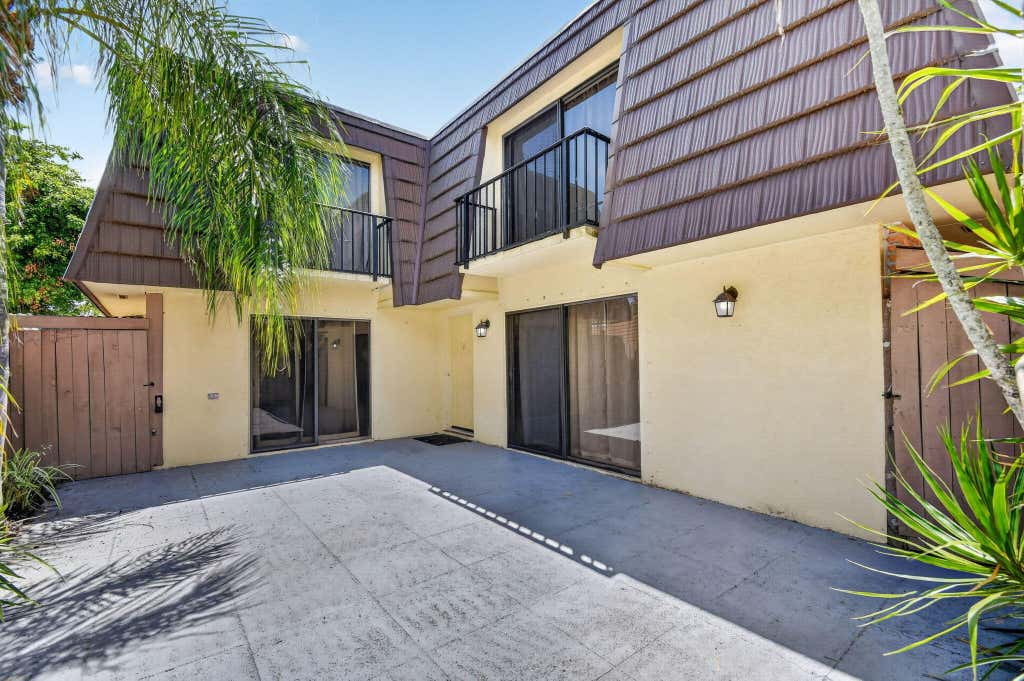 Photo of 904 9th Court, Palm Beach Gardens, FL 33410 (MLS # B26003006)