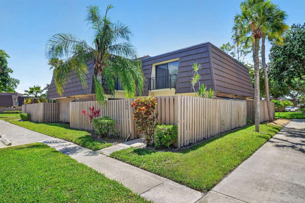Photo of 904 9th Court, Palm Beach Gardens, FL 33410 (MLS # B26003006)