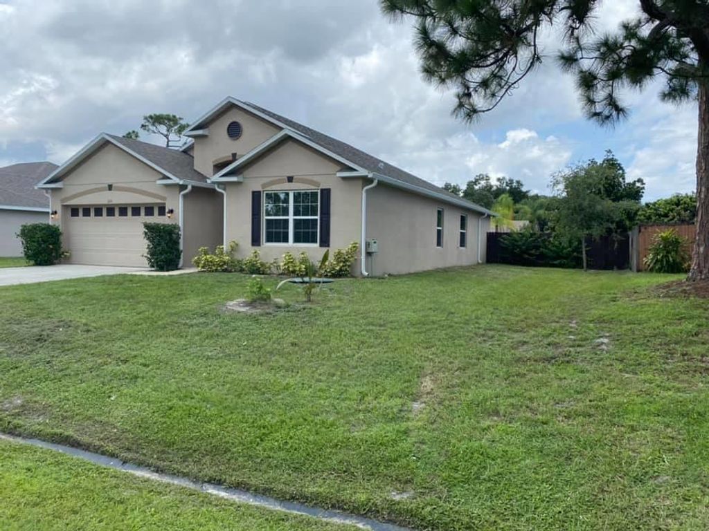 Photo of 313 NE Glentry Avenue, Port Saint Lucie, FL 34983 (MLS # R10733919)