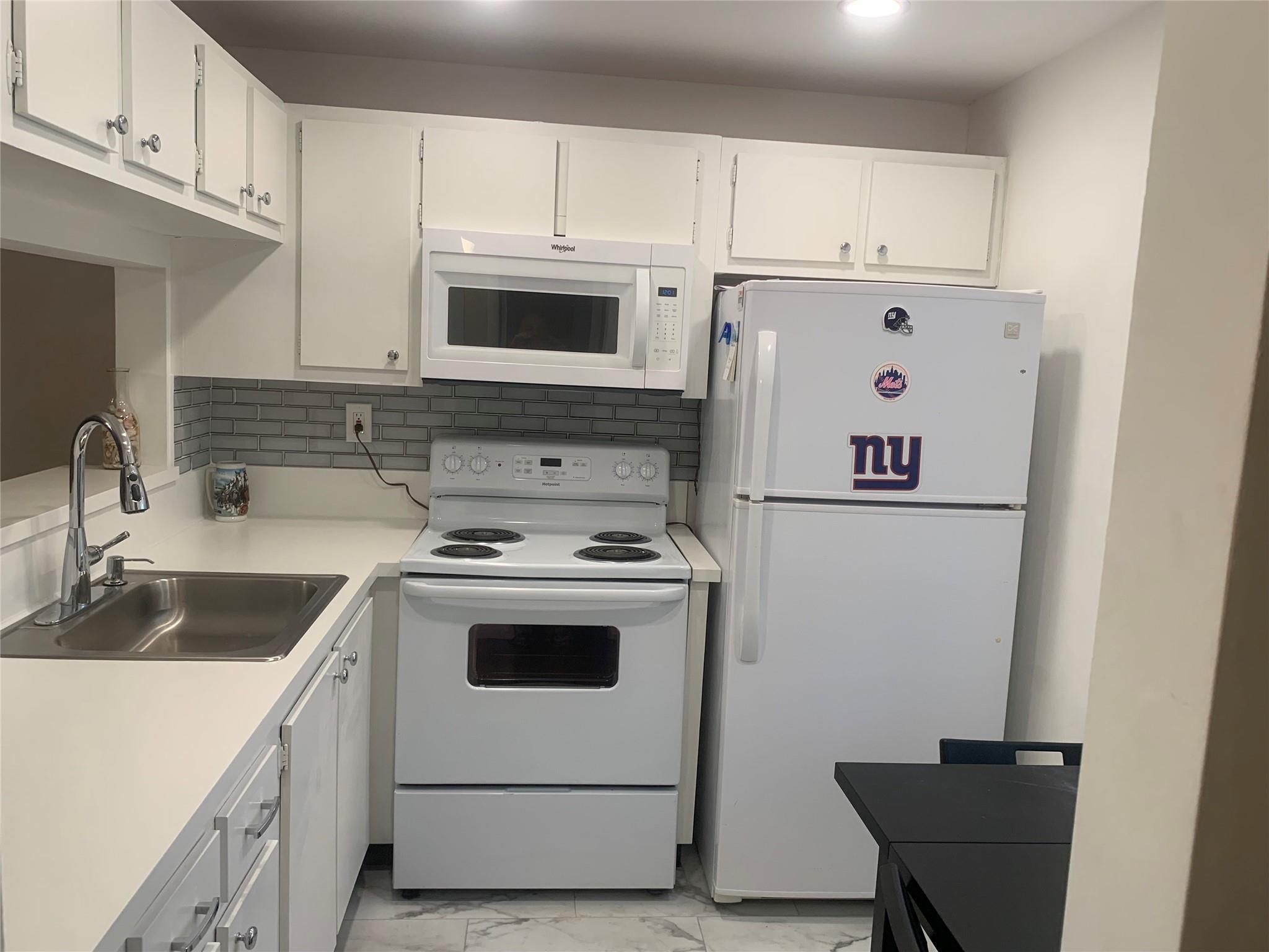 1/1 CONDO IN A MOVE IN CONDTION. GREAT LOCATION. SCREEN IN PATIO WITH A LAKE VIEW.