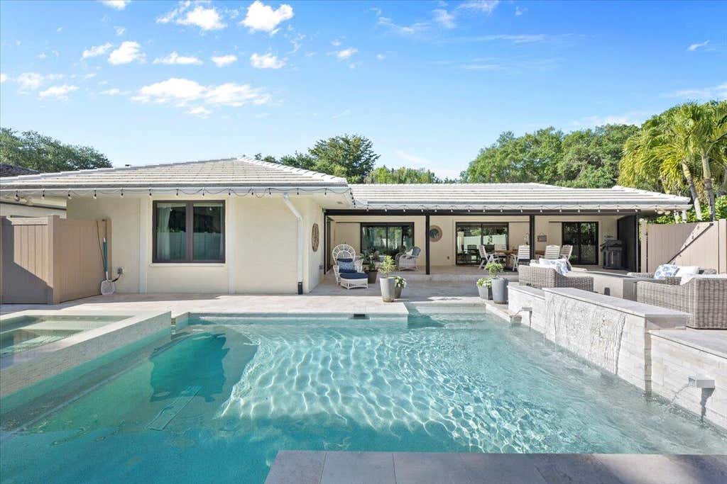 Photo of 17 Glengary Road, Palm Beach Gardens, FL 33418 (MLS # R11068948)
