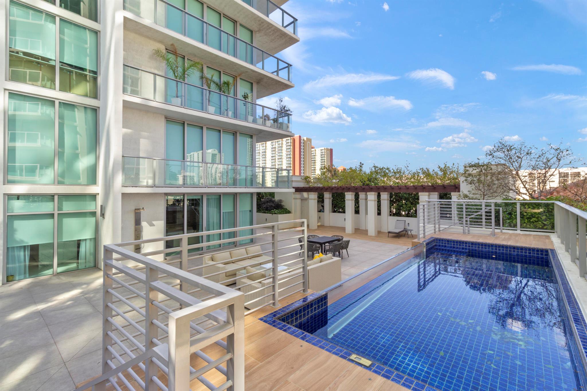 PARQUE TOWERS CONDO - Residential