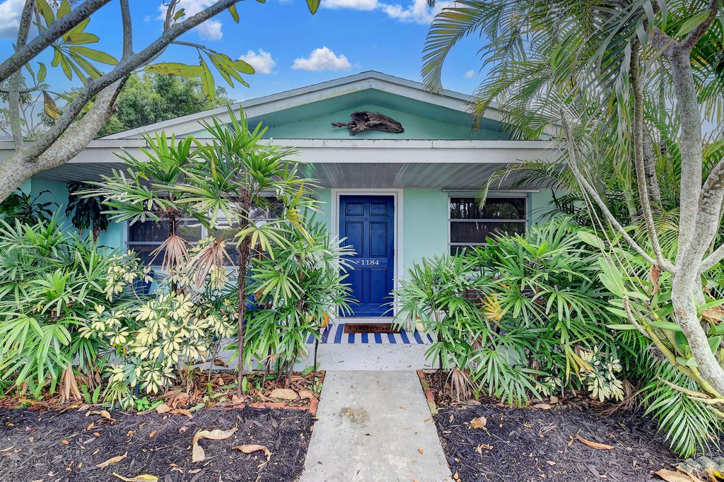 Photo of 1184 SW 23rd Avenue, Boynton Beach, FL 33426 (MLS # R10929973)