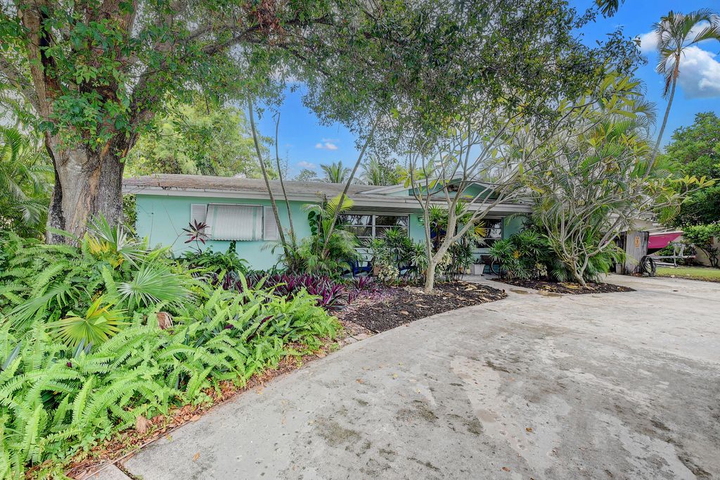 Photo of 1184 SW 23rd Avenue, Boynton Beach, FL 33426 (MLS # R10929973)