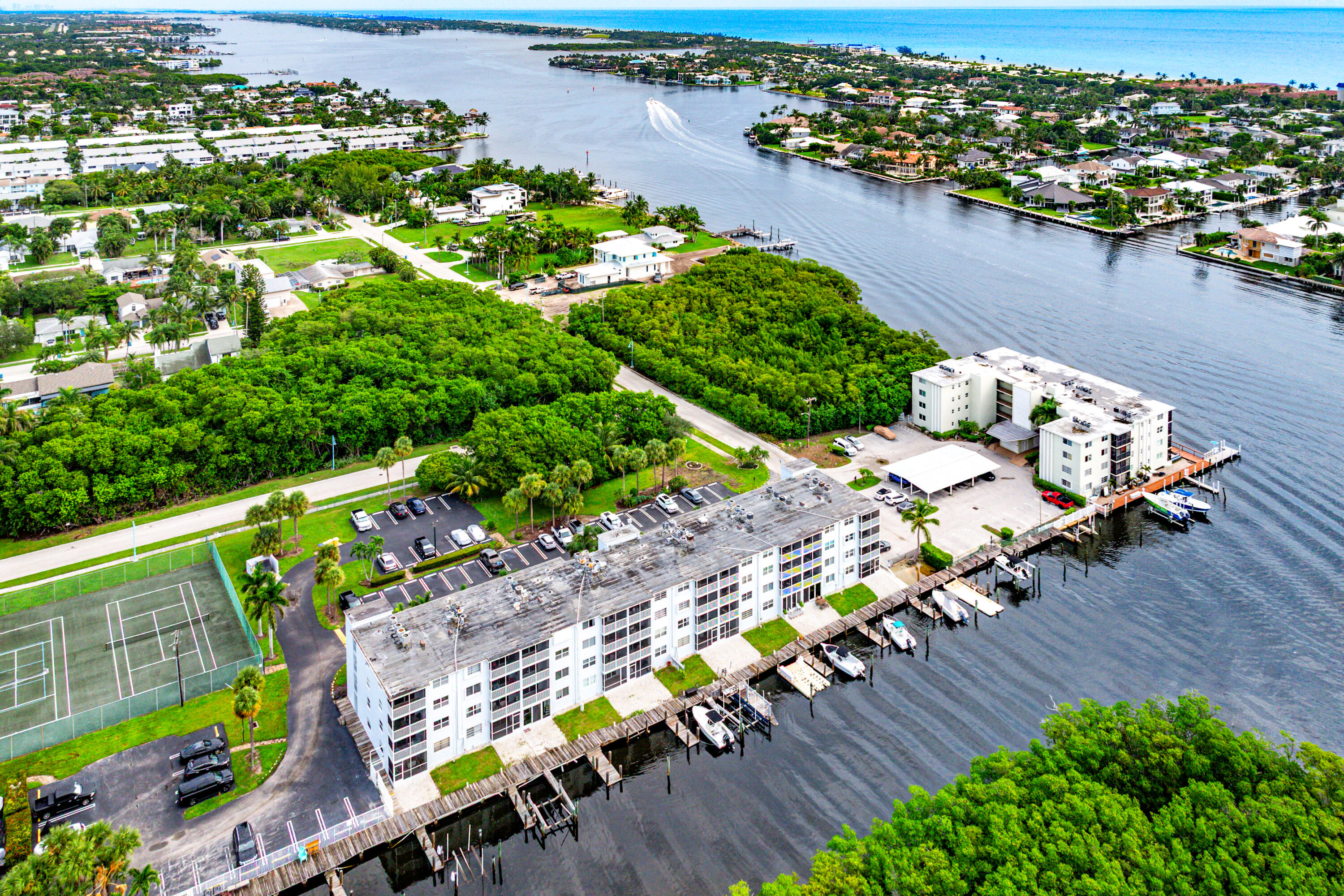 HARBOUR HALL INLET CLUB CONDO - Residential