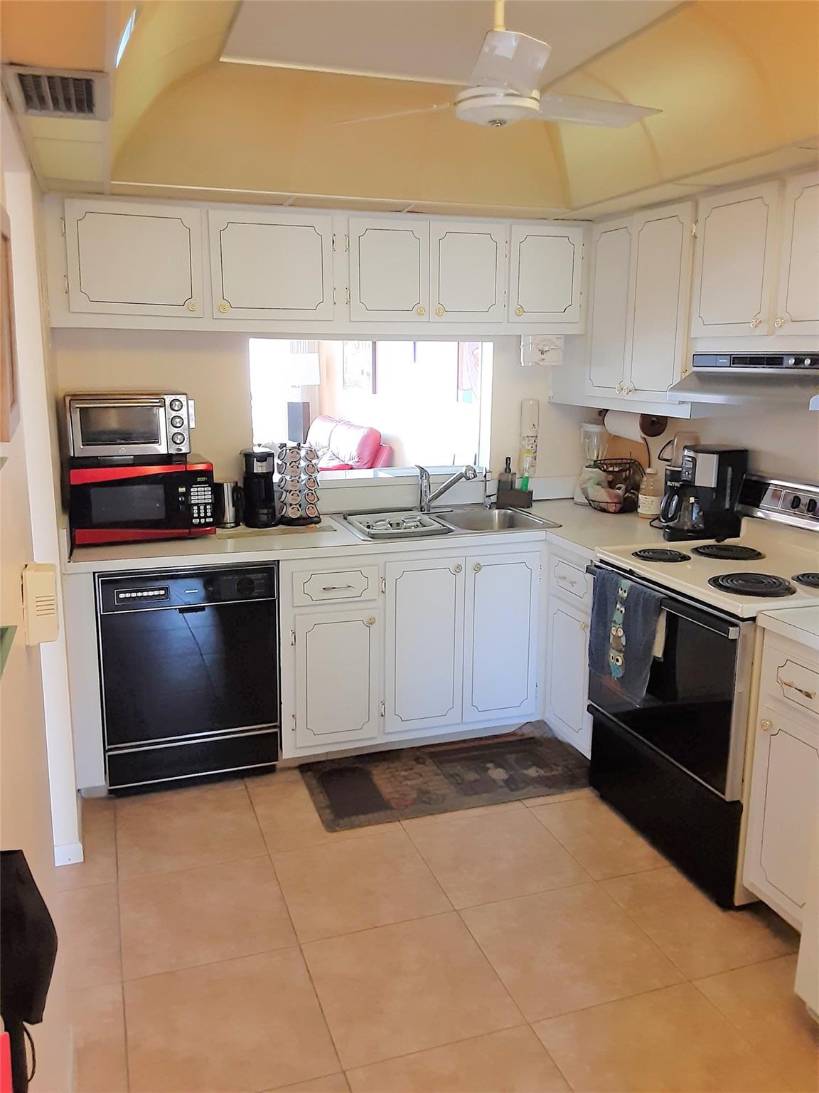 Very nice two bedroom 2 bathroom condo located in the desirable Island Club. Community boasts a year round resort style atmosphere boasting amenities such as heated pool, sauna, hot tub, function hall, 24 hour manned security, billiard room, etc. Close to shopping, dining, beaches, Pompano Beach pier, and golfing.
