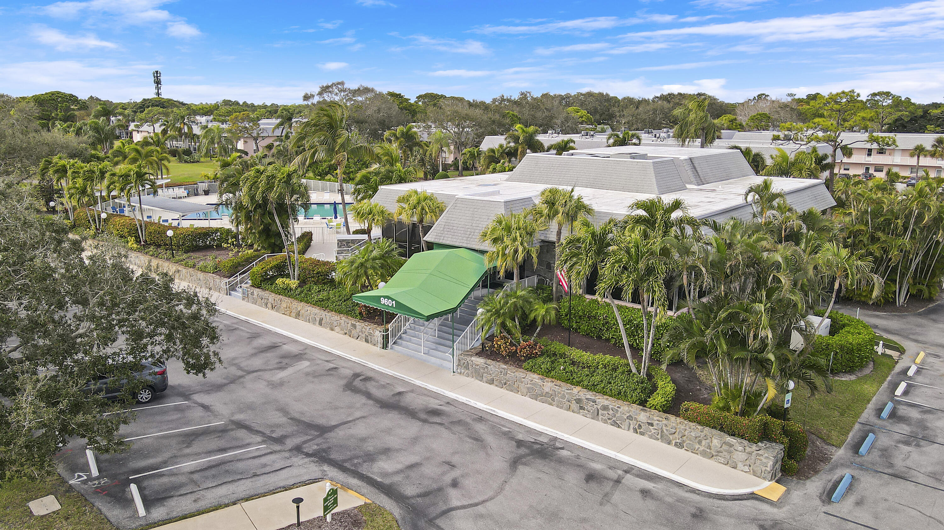 THE LITTLE CLUB CONDO - Residential