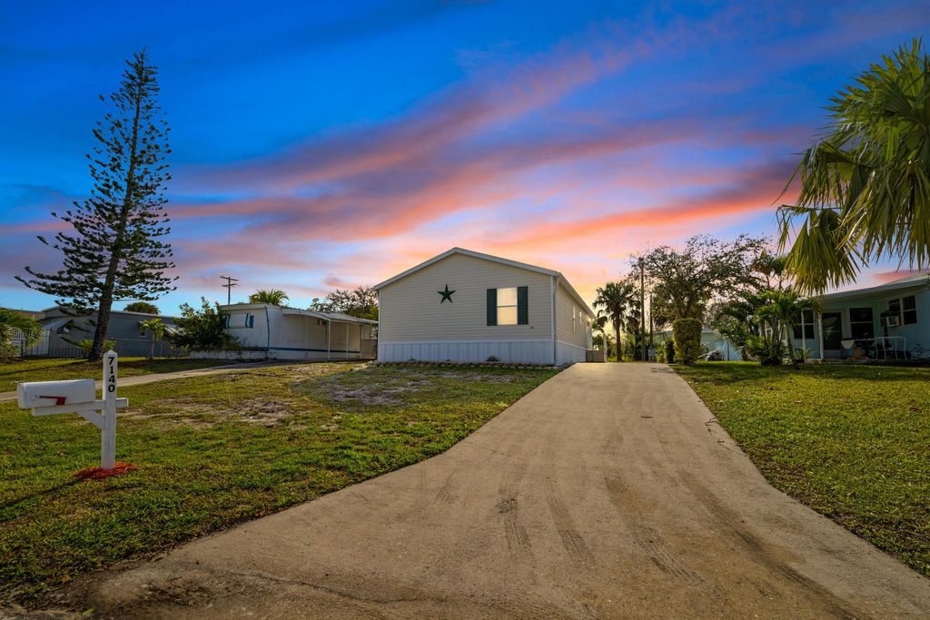 Photo of 7140 SE Ridgeway Terrace, Hobe Sound, FL 33455 (MLS # R10949749)