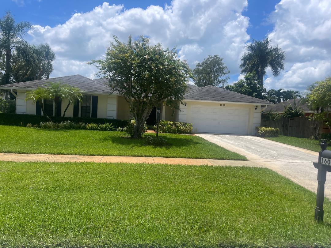 SUGAR POND MANOR OF WELLINGTON - Residential