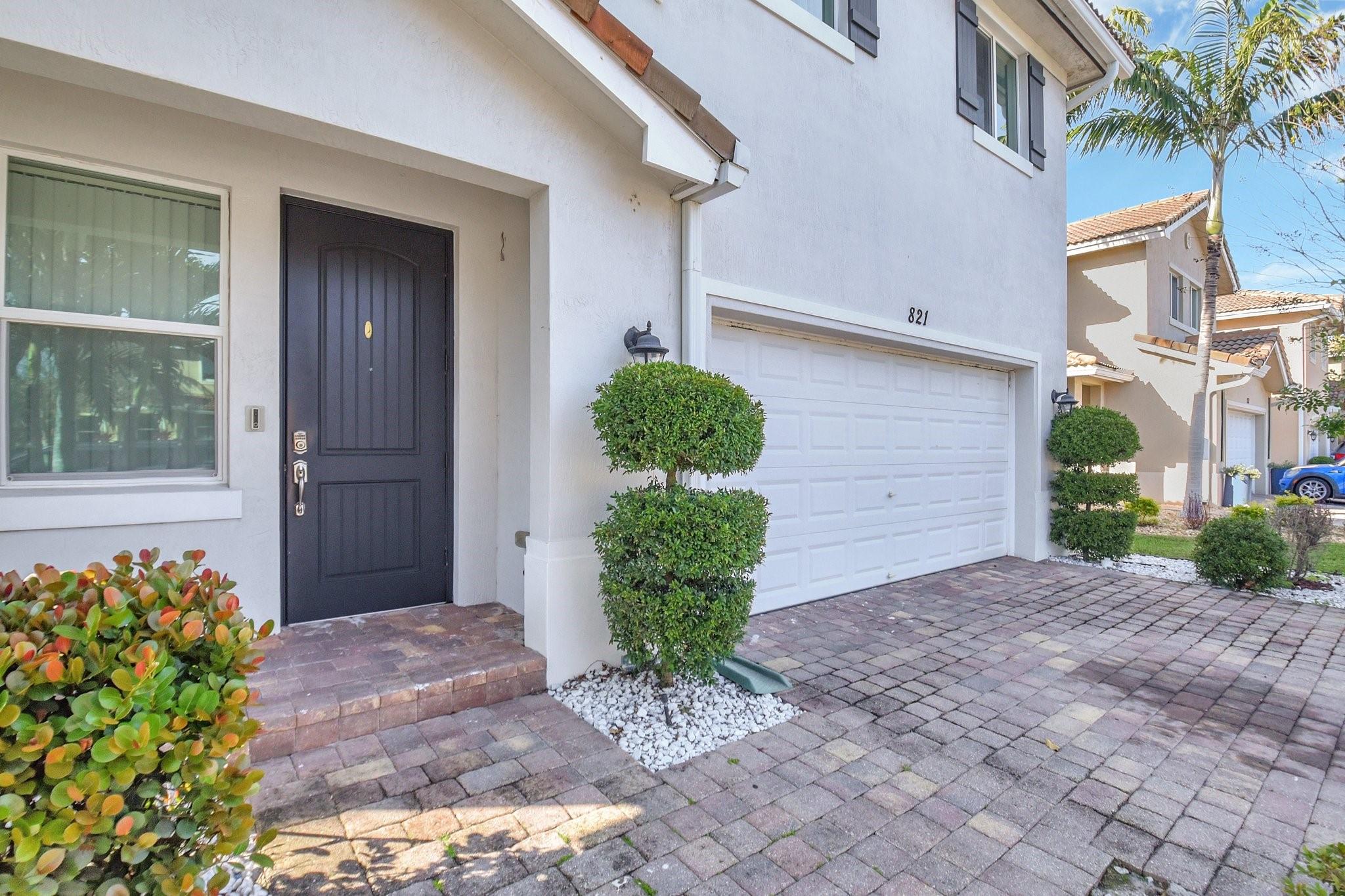 821 Palm Tree Ln