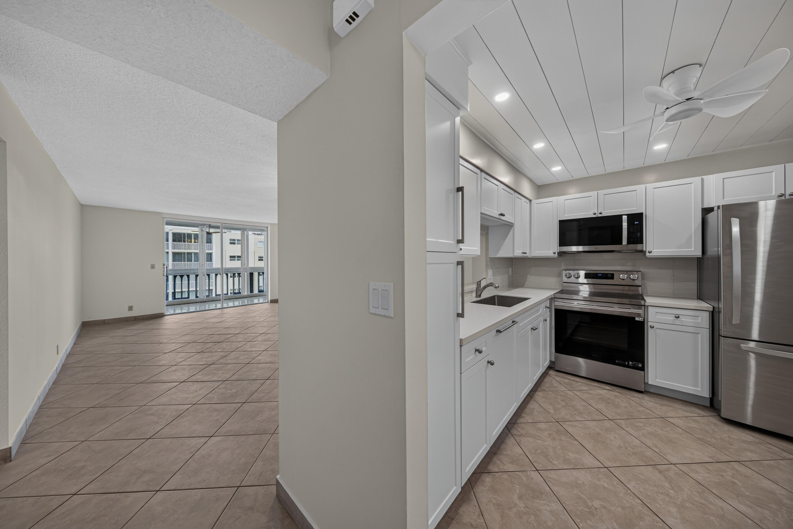 610 NE 12th Avenue 601