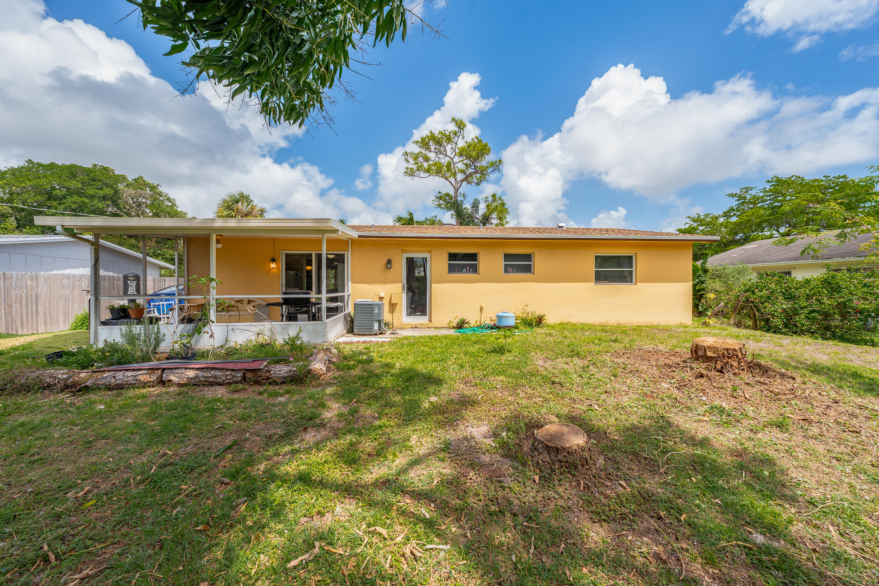 COUNTRY CLUB ACRES - Residential