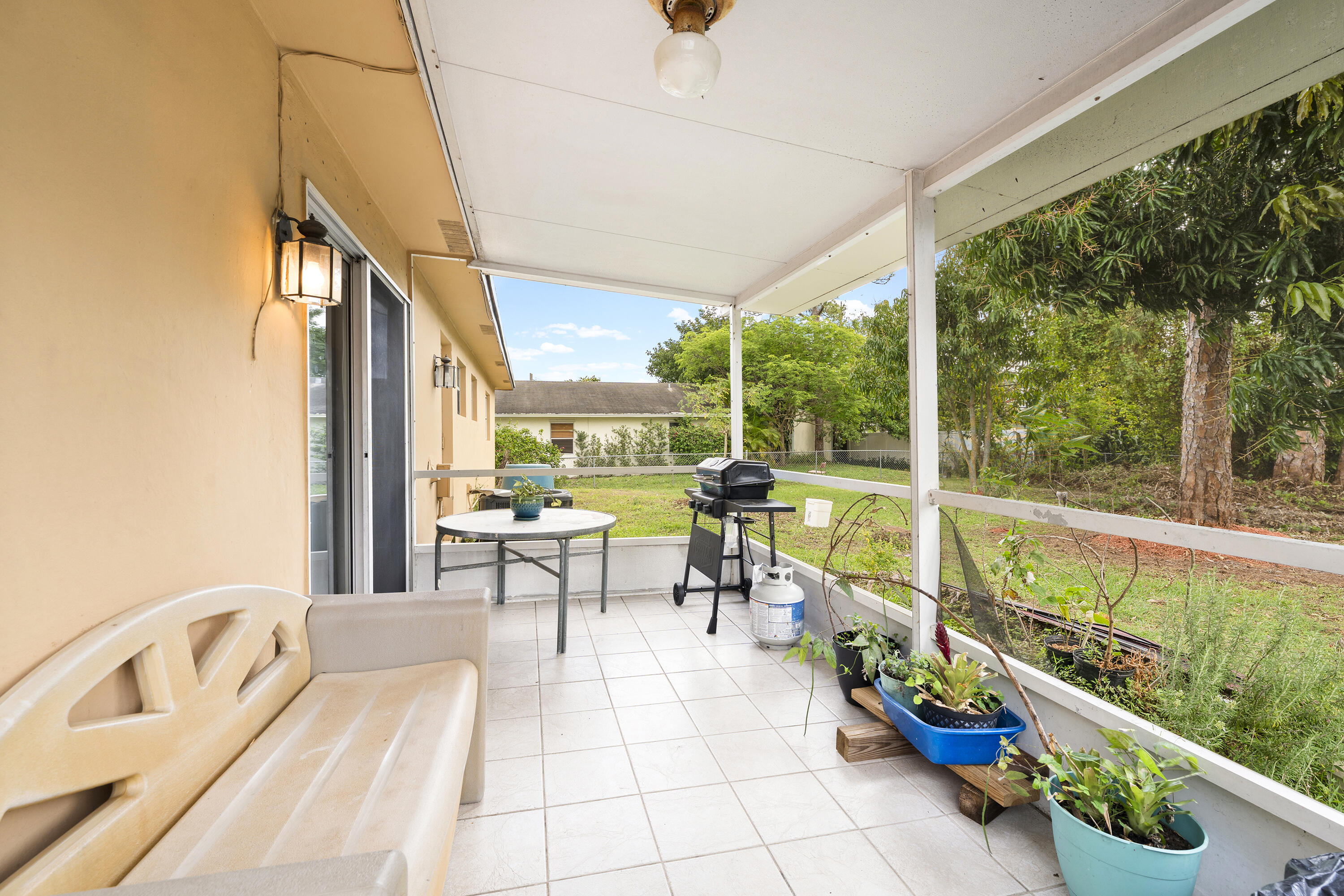 COUNTRY CLUB ACRES - Residential