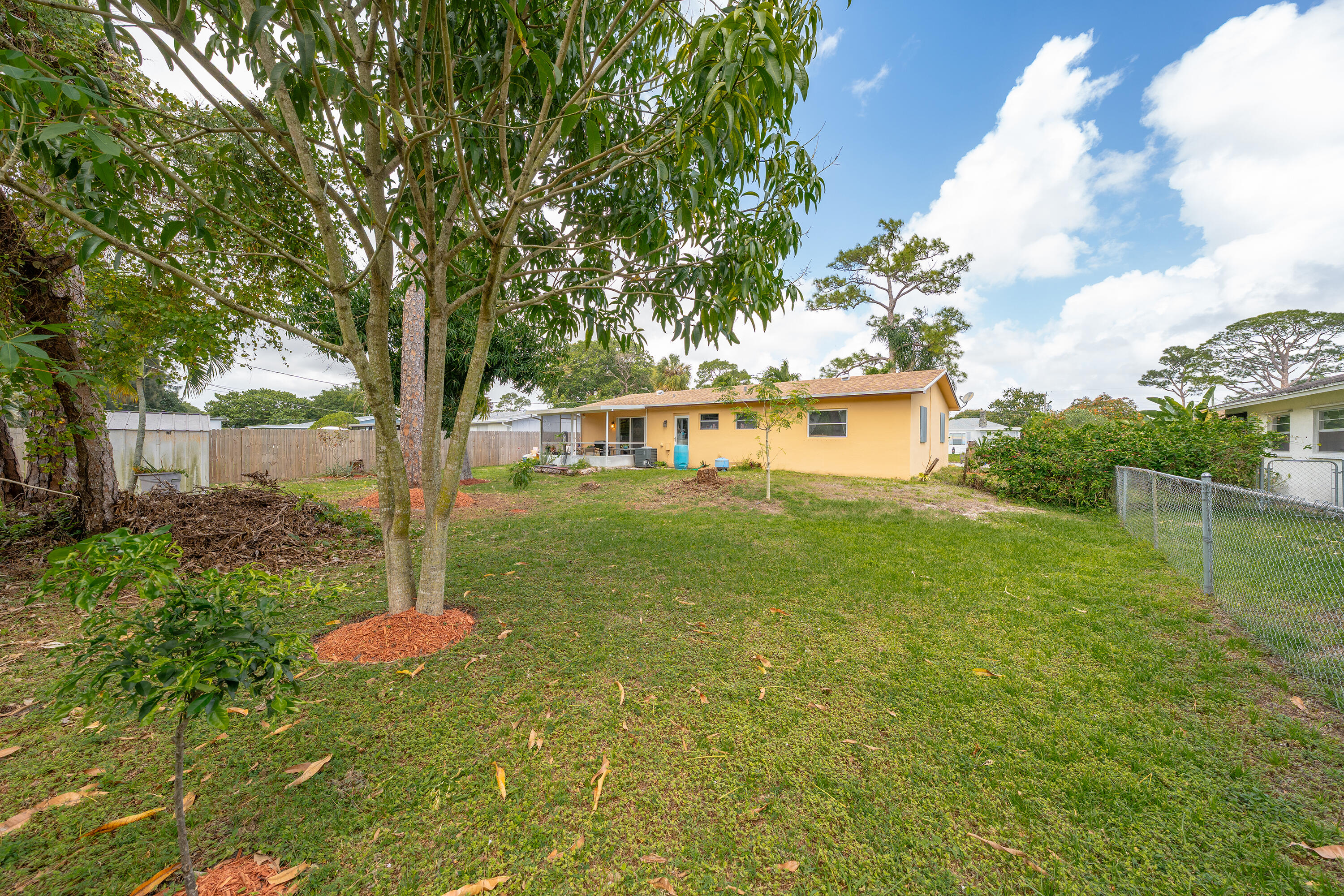 COUNTRY CLUB ACRES - Residential