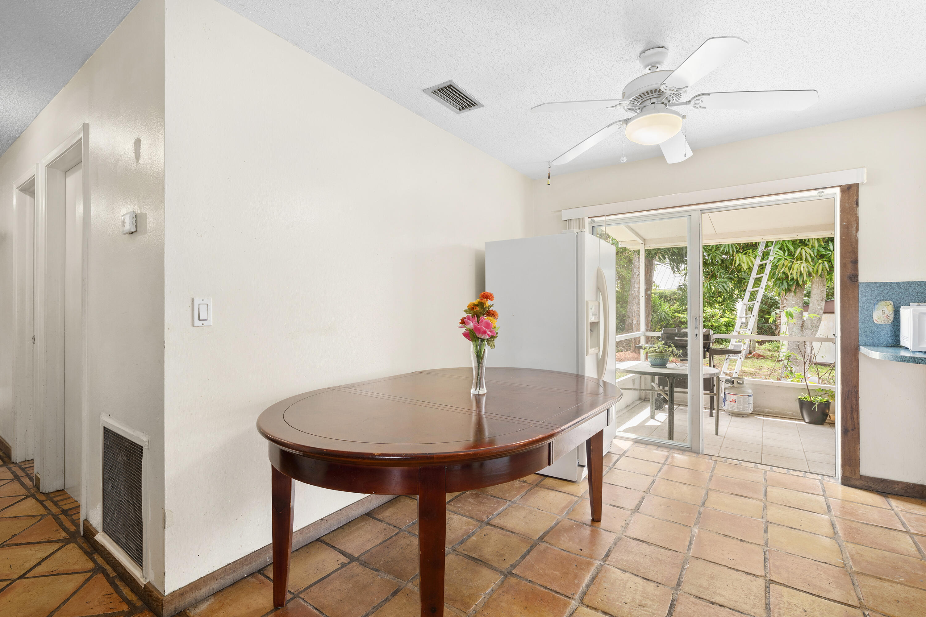 COUNTRY CLUB ACRES - Residential