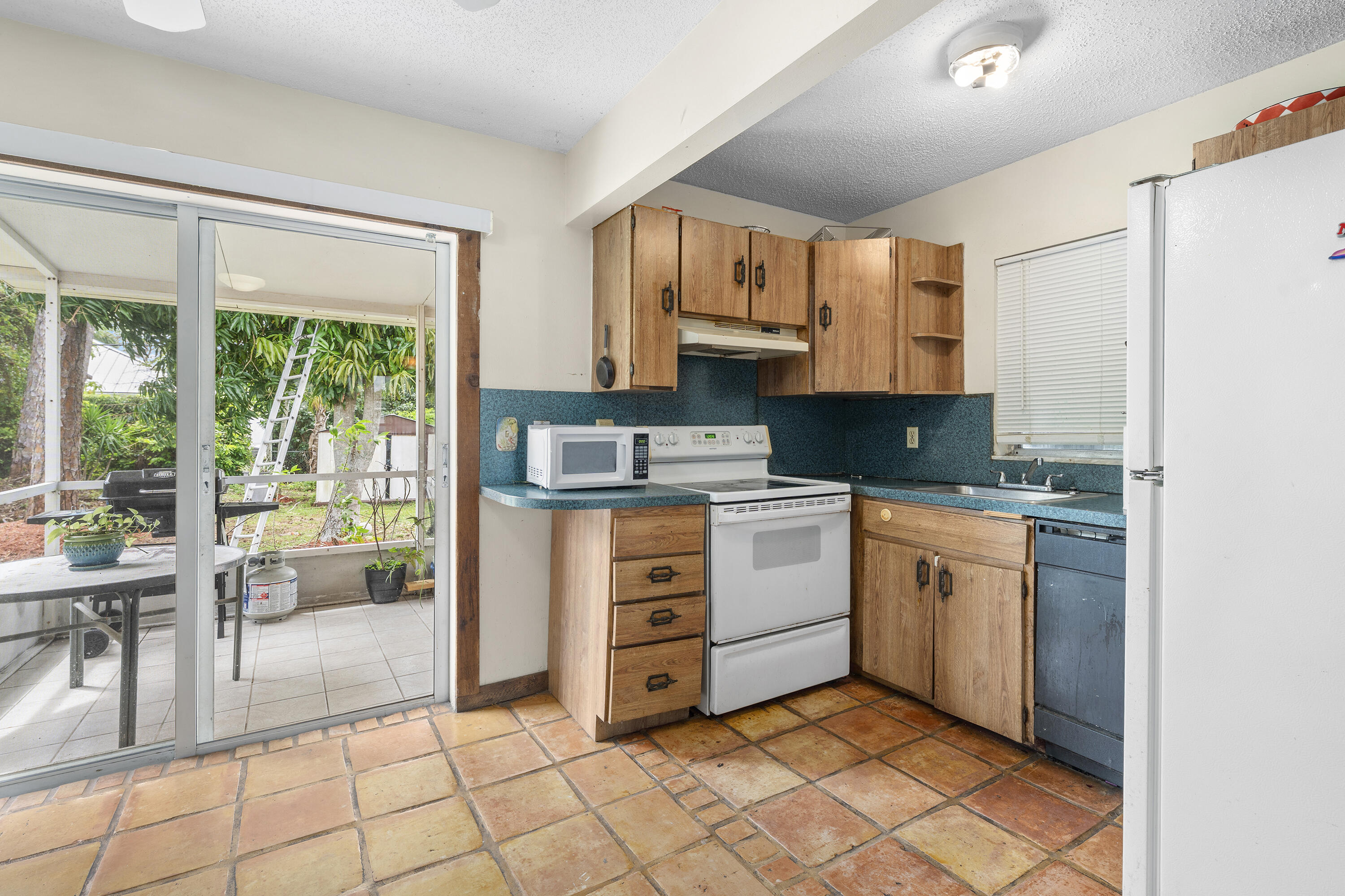 COUNTRY CLUB ACRES - Residential